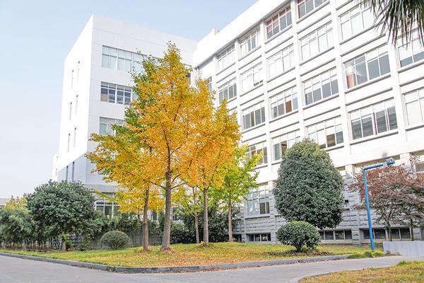 无尘室3300平方米,拥有一次性工作服生产智能化设备,拥有熔喷布生产